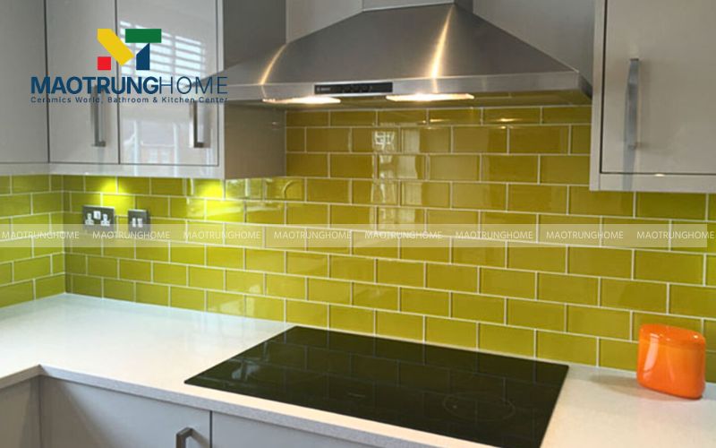 Gạch màu xanh tạo hiệu ứng hạ nhiệt cho khu vực nấu nướng