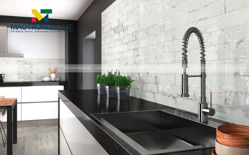 Khả năng tự làm sạch bề mặt khi có mưa của dòng gạch Inax