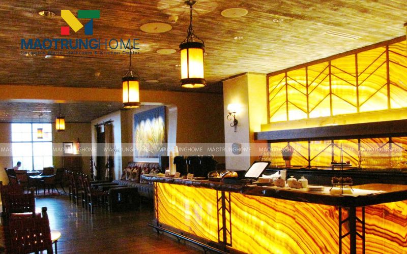 Gạch vân gỗ khổ lớn giúp mặt quầy bar liền mạch và sang trọng
