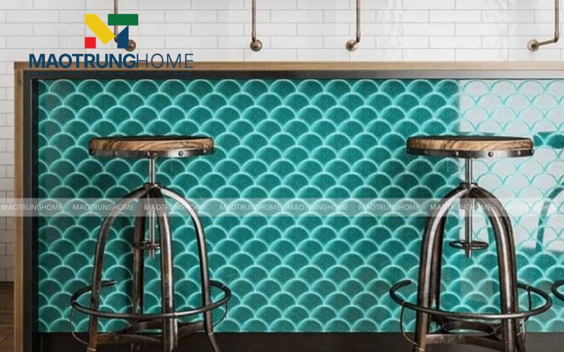 Gạch Mosaic vảy cá tạo đường cong mềm mại cho quầy bar hiện đại