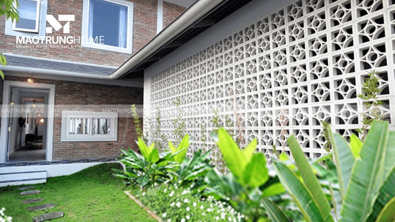 Họa tiết hoa văn tạo nên mảng tường trang trí đầy nghệ thuật