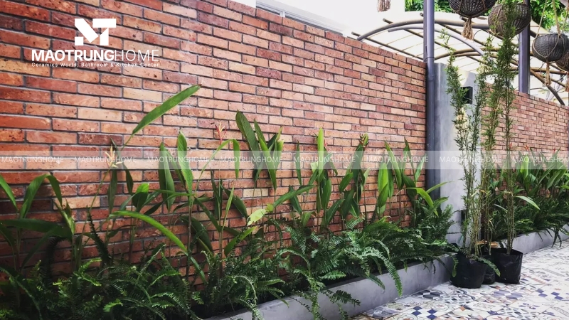 Gạch giả cổ tông đỏ đất tạo điểm nhấn ấm áp cho sân trước nhà vườn