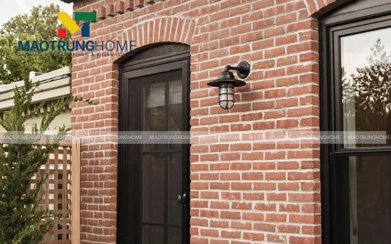 Mảng tường gạch đỏ nung mang lại cảm giác mộc mạc, gần gũi thiên nhiên