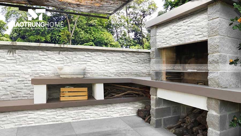 Gia chủ nên ưu tiên các dòng gạch có men mờ để hạn chế vết trầy xước và bám bẩn