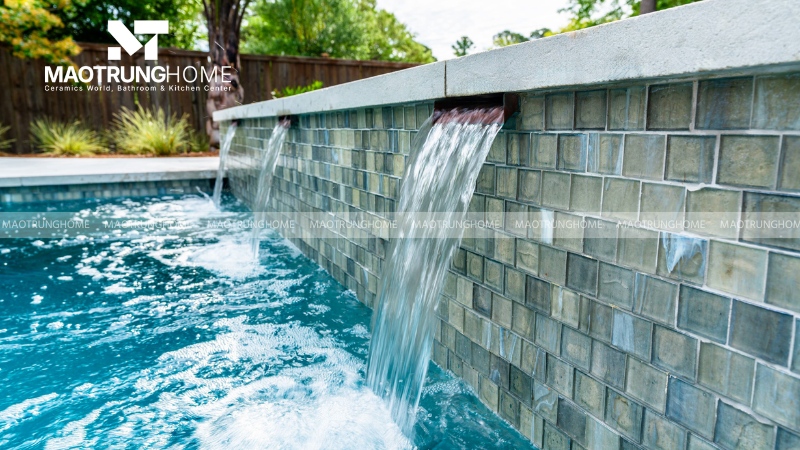 Gạch ốp tường thác nước cần có bề mặt chống bám rêu mốc và dễ vệ sinh