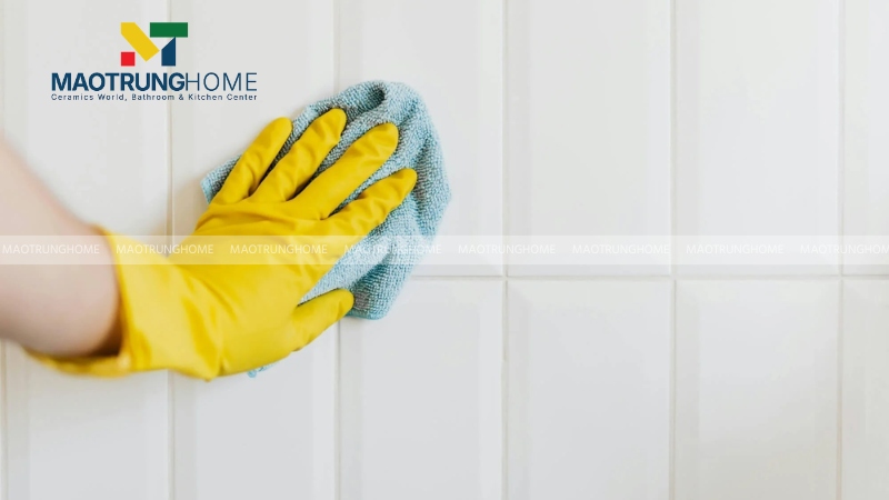 Nên vệ sinh gạch bằng khăn mềm và nước tẩy rửa trung tính