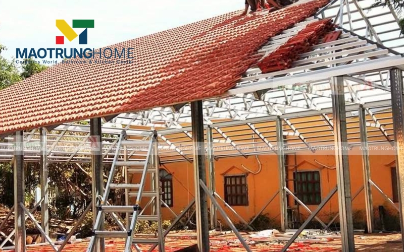 Khoảng cách không chuẩn xác khiến các hàng ngói không cân đối