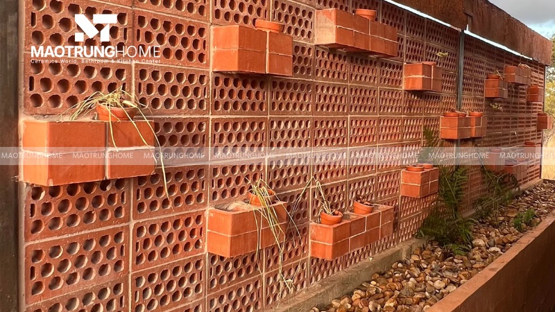 Chọn gạch bông gió màu đỏ để trang trí tường rào và ban công