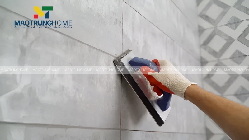 Sau 24 giờ thì tiến hành chà ron bằng keo chuyên dụng