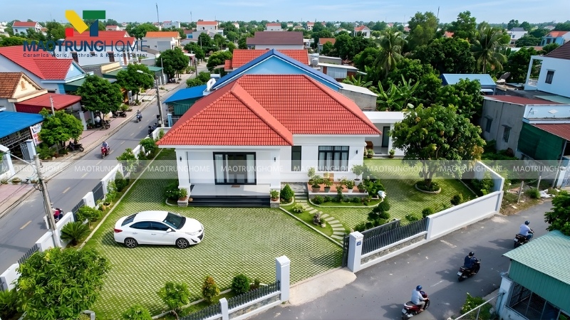 Nhà 1 tầng với mái ngói đỏ và tường sơn trắng hiện đại