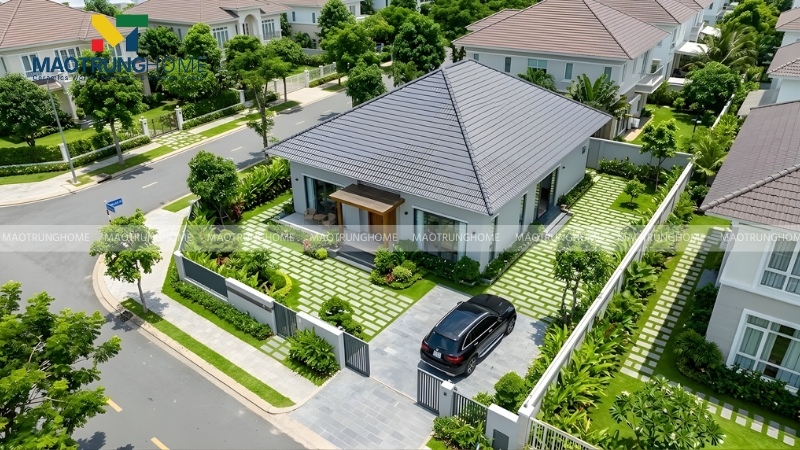 Nhà 1 tầng với mái ngói xám và tường ghi sáng sang trọng