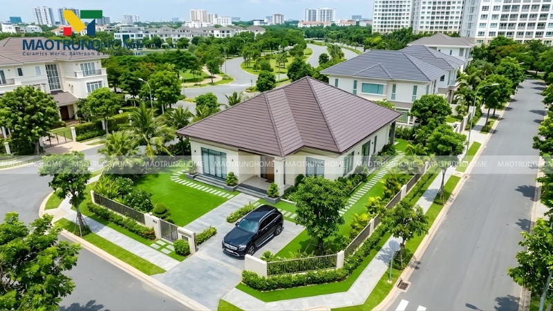 Nhà 1 tầng với mái ngói nâu và tường kem ấm áp