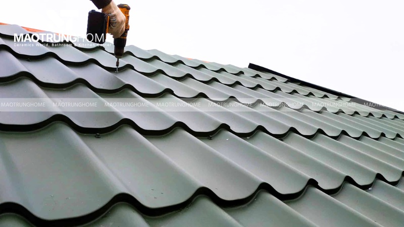 Sử dụng vít chuyên dụng để cố định ngói vào thanh mè