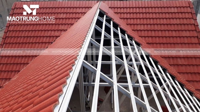 Đảm bảo độ dốc mái tối thiểu từ 30 đến 35 độ để nước mưa thoát nhanh