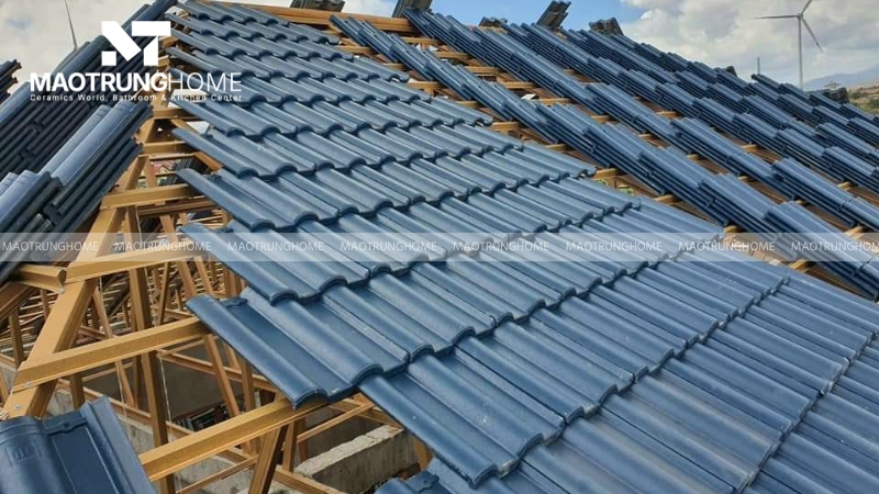 Ngói Nakamura ứng dụng cơ chế hiệu ứng lá sen trên bề mặt