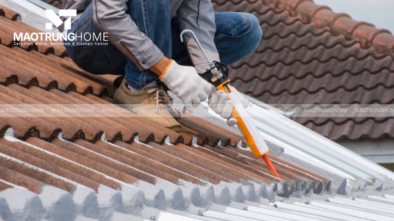 Nguyên nhân thường do độ dốc mái không đạt yêu cầu