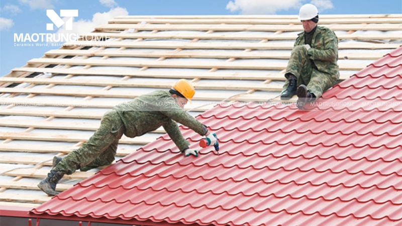 Nên sử dụng vít thép mạ kẽm để cố định ngói vào thanh lito