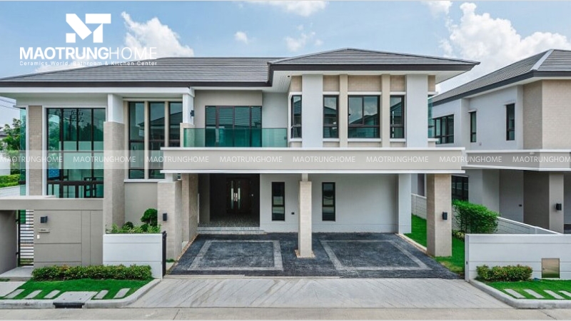 Mái ngói phẳng kết hợp cửa kính lớn tạo không gian sống trẻ trun