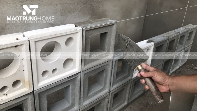 Cần bố trí khung sắt hoặc cốt thép gia cường để tăng độ ổn định