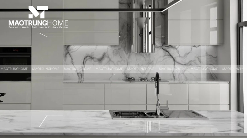 Gạch ốp tường bếp màu trắng luôn được ưa chuộng