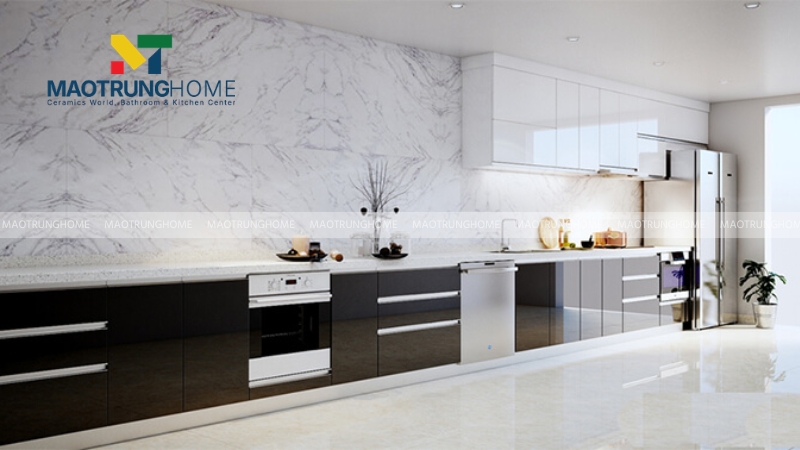 Ốp tường bếp gạch vân đá giúp không gian sáng thoáng và đậm chất hiện đại
