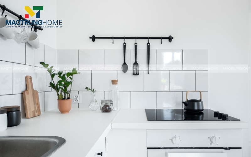 Ốp tường bếp bằng porcelain giúp tổng thể trở nên gọn gàng và tinh tế hơn