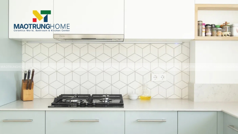 Gạch mosaic trắng tạo hiệu ứng trang trí độc đáo và đầy tính nghệ thuật