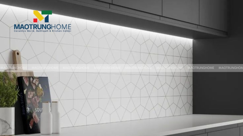 Mảng tường bếp ấn tượng với họa tiết mosaic tinh xảo, bắt sáng tốt