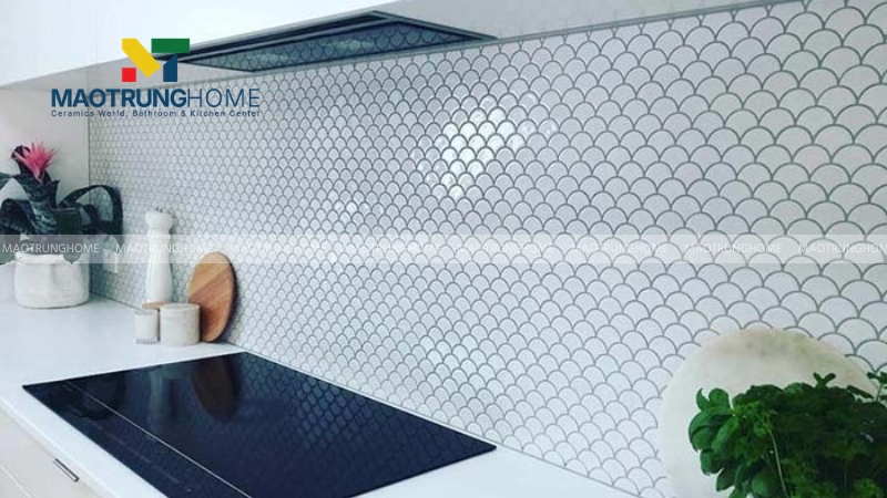 Thiết kế mosaic trắng giúp khu vực bếp trở nên sinh động và khác biệt