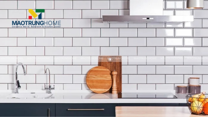 Thiết kế gạch thẻ tạo điểm nhấn tinh tế cho mảng tường bếp truyền thống