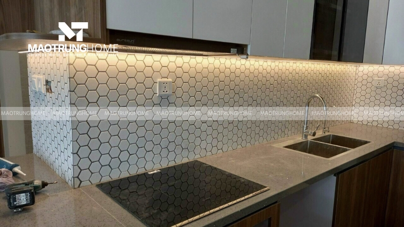 Gạch mosaic màu xám tạo điểm nhấn