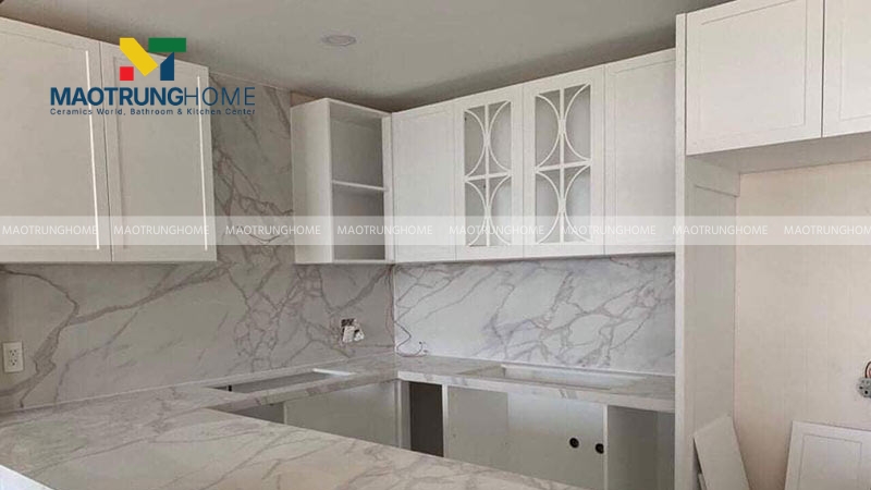 Gạch ốp bếp màu trắng vân mây sạch sẽ