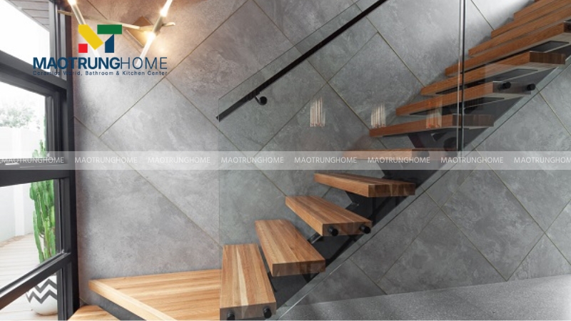 Gạch vân đá khổ lớn 60x120 tạo hiệu ứng liền mạch, nâng tầm thẩm mỹ vách cầu thang hiện đại
