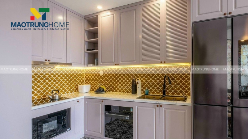 Bề mặt ánh kim phản chiếu ánh sáng, mang lại vẻ đẹp sang trọng và đẳng cấp