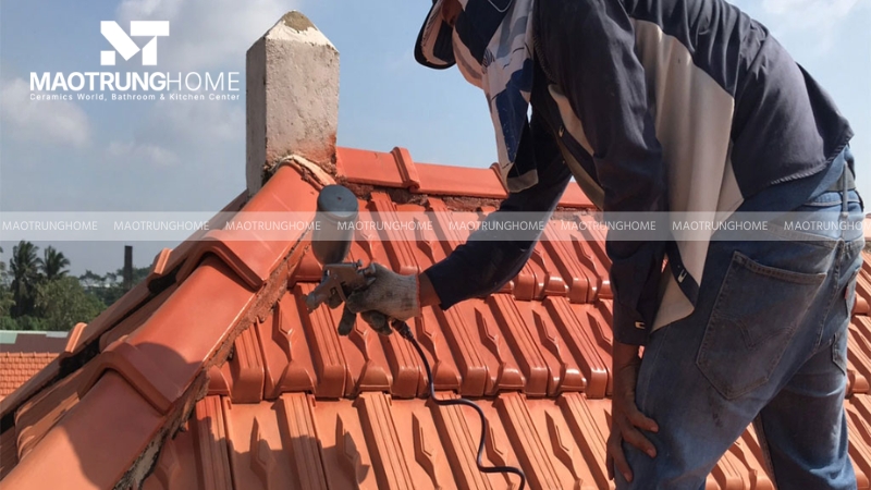 Bảo trì định kỳ bề mặt mái