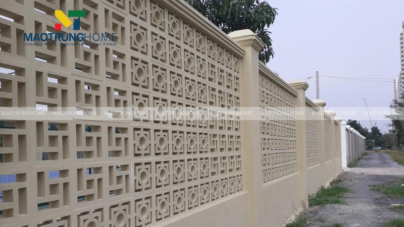 Biệt thự sân vườn với tường rào gạch thông gió