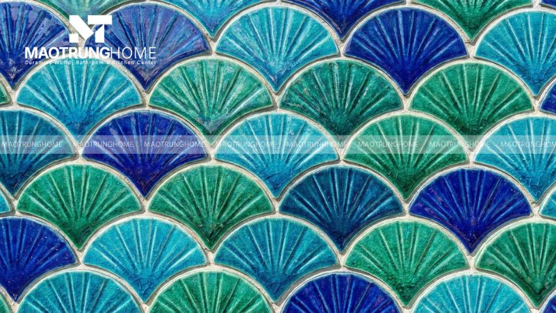 Gạch mosaic này gây ấn tượng với lớp men thủy tinh sáng bóng