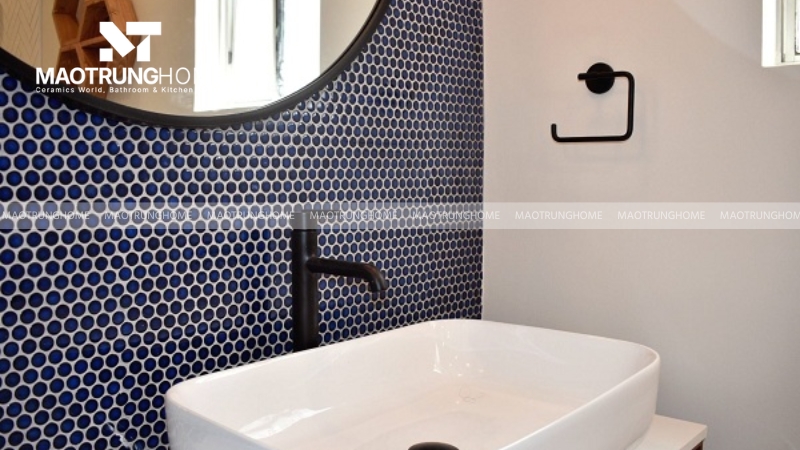 Với khu vực nhà tắm, bạn nên ưu tiên gạch mosaic gốm sứ
