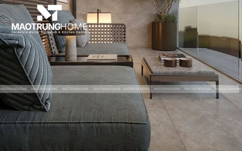 Gạch vân xi măng màu xám đen tạo chiều sâu và vẻ hiện đại cho góc ban công nhỏ.