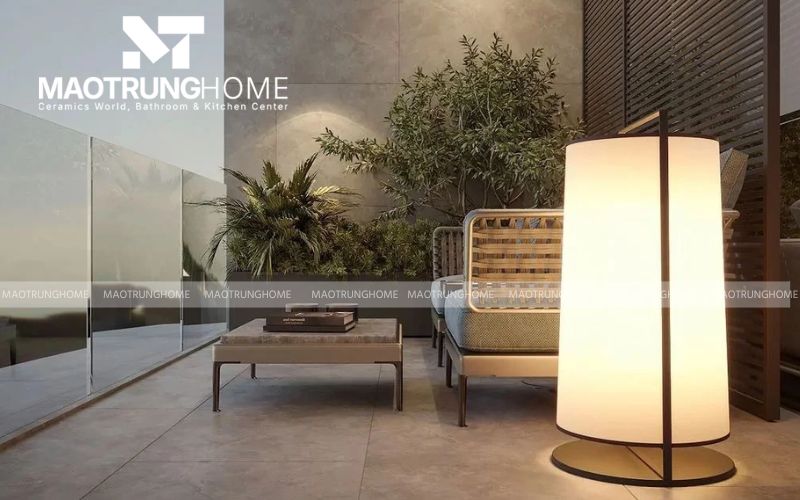 Ban công tối giản với gạch lát nền vân xi măng màu xám đậm