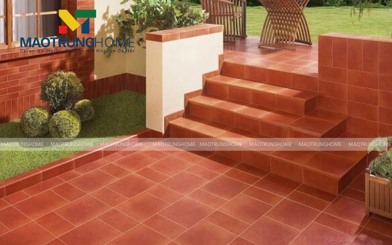 Sàn ban công lát gạch giả gỗ kết hợp với vườn hoa cẩm tú cầu.