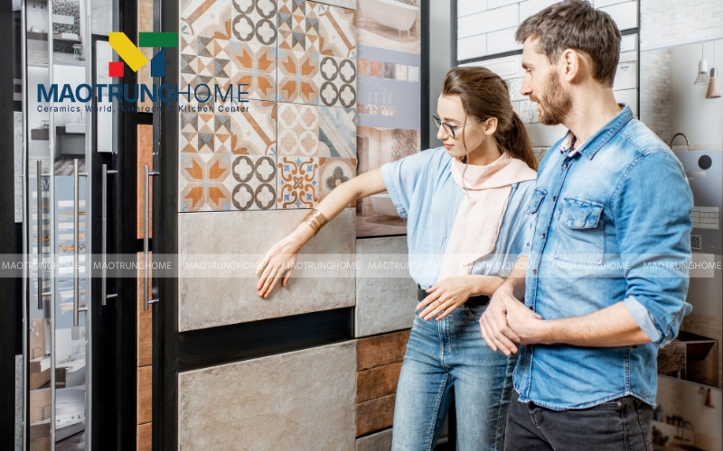Dùng tay sờ để cảm nhận độ nhám mịn
