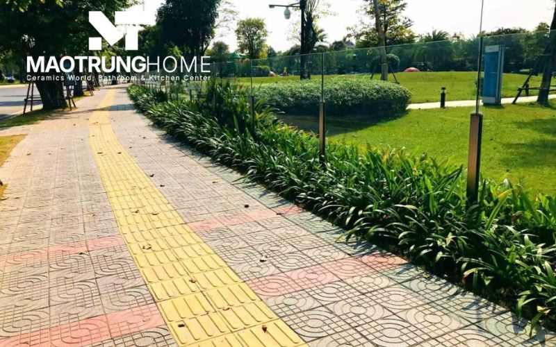 Mẫu gạch terrazzo họa tiết truyền thống lát lối đi công viên xanh mát.