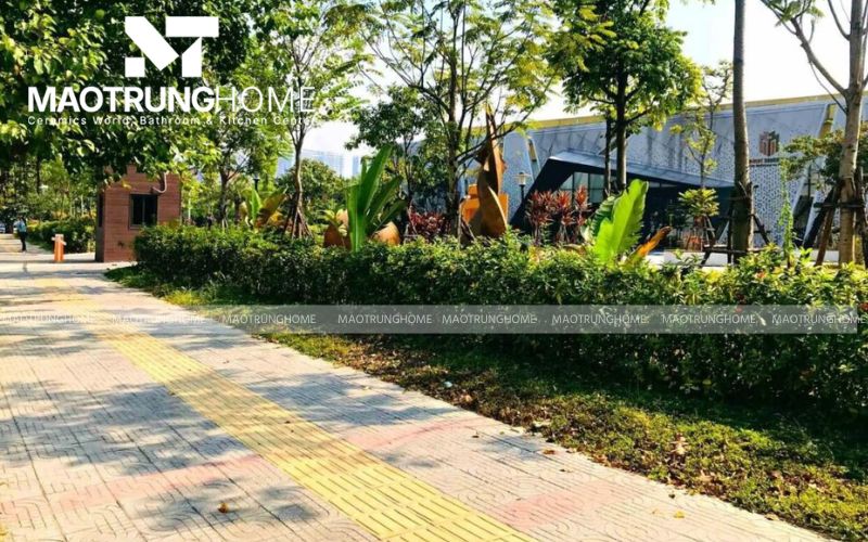 Gạch terrazzo chịu mài mòn cao, chống rêu mốc cho sân trường và công cộng.