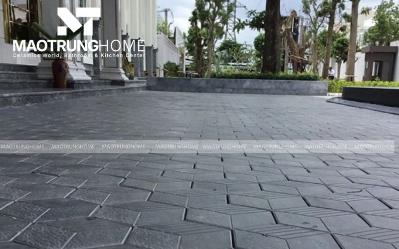 Giải pháp gạch terrazzo ngoài trời dẫn hướng an toàn cho phố đi bộ.