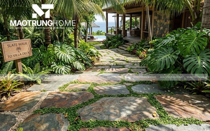 Lối đi dốc thoai thoải lát đá phiến (slate) tự nhiên xen kẽ thảm cỏ, mang đậm phong cách nhiệt đới thư giãn.