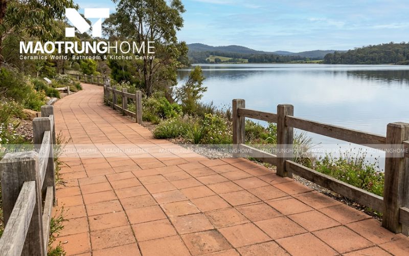 Sự mộc mạc của gạch Block đỏ nung hòa quyện cùng thiên nhiên.