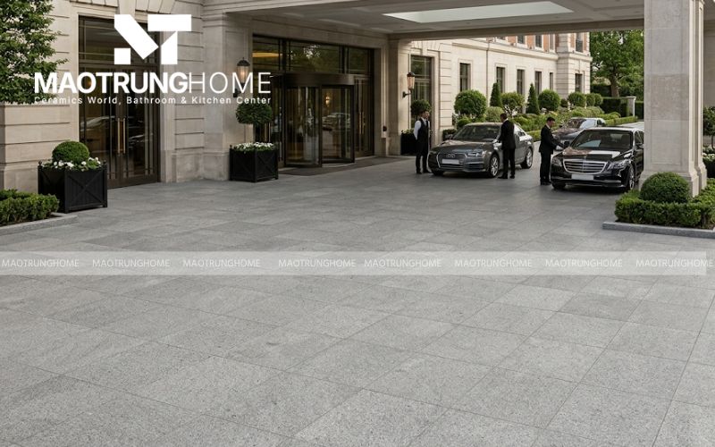 Gạch Porcelain giả đá Granite xám tạo sự đẳng cấp cho lối vào khách sạn.