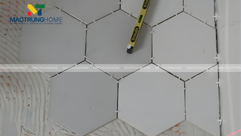 Bạn bắt buộc dùng ke chữ thập để chia ron gạch