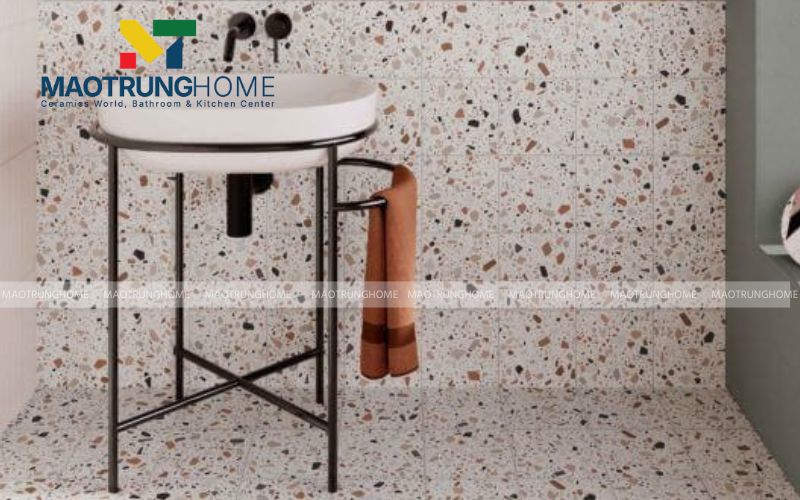 Sự kết hợp rực rỡ của gạch terrazzo hạt đa sắc ốp tường và lát nền phòng tắm.
